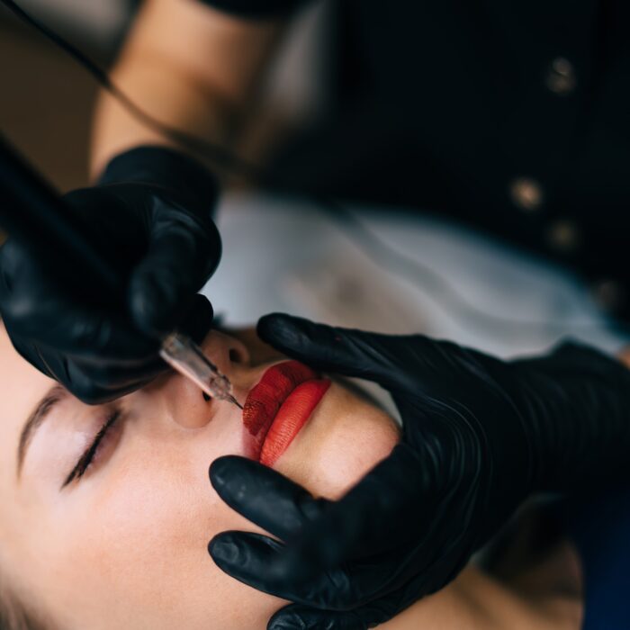 Master do permanent makeup lips procedure of girl